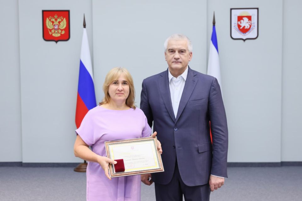 Сергей Аксёнов: В преддверии профессионального праздника вручил заслуженные награды работникам торговли