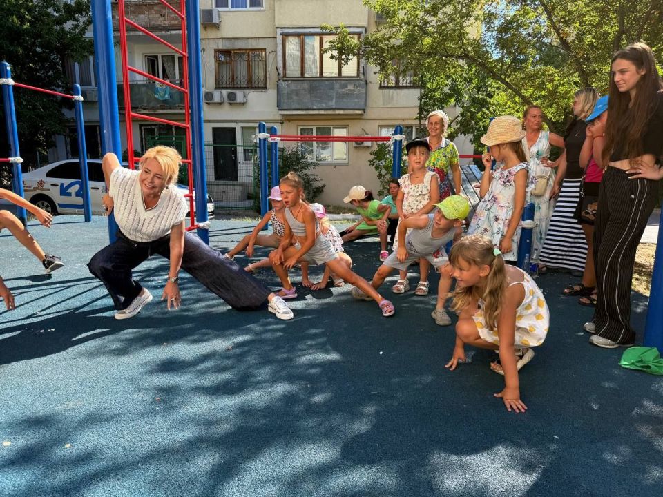 Янина Павленко: Спортивное, активное и творческое утро Провела его с детками в Городском подростково-молодёжном центре Янина Павленко: Спортивное, активное и творческое утро Провела его с детками в Городском подростково-молодёжном центре