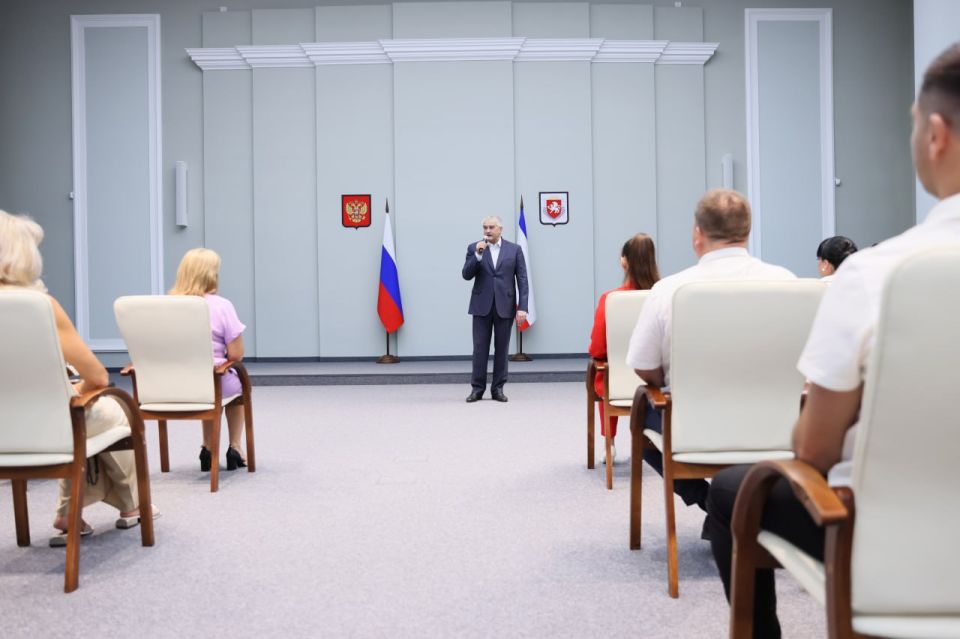 Сергей Аксёнов вручил награды работникам торговли Сергей Аксёнов вручил награды работникам торговли