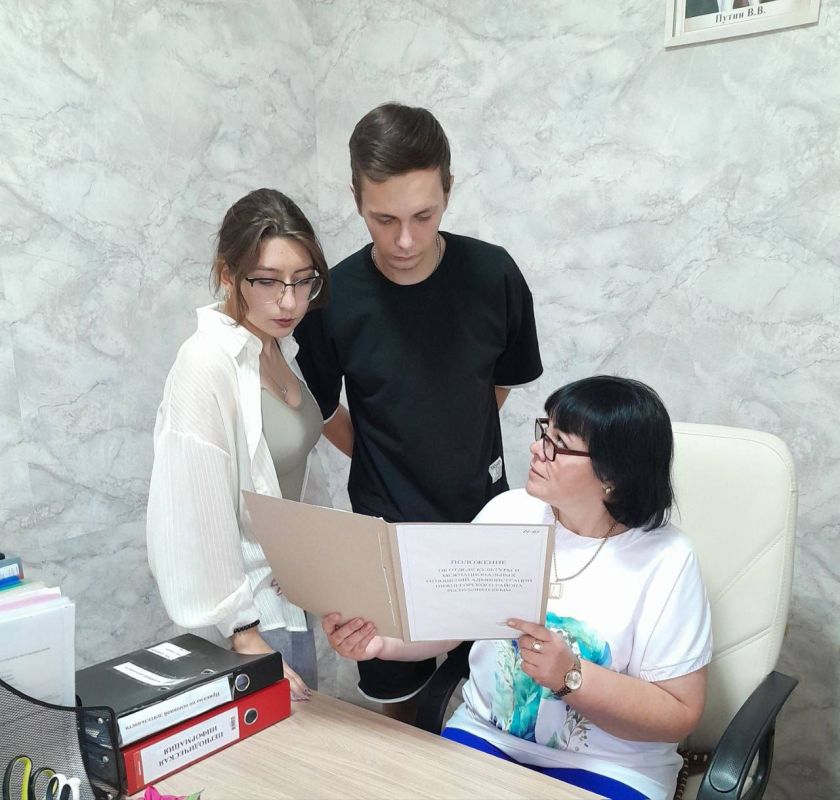 Антон Кравец: На работу с семьей: Юные гости в администрации Нижнегорского района! Антон Кравец: На работу с семьей: Юные гости в администрации Нижнегорского района!