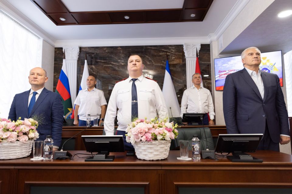 Сергей Аксёнов: Рад вручить награды работникам органов следствия в связи с профессиональным праздником! Сегодня безопасность Крыма во многом обеспечивается благодаря консолидации и взаимодействию органов власти...