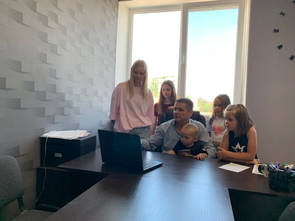 Антон Кравец: На работу с семьей: Юные гости в администрации Нижнегорского района! Антон Кравец: На работу с семьей: Юные гости в администрации Нижнегорского района!