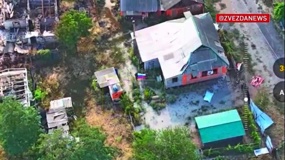 Кадры освобождения населённого пункта Новоэкономическое с демонстрацией флагов военнослужащими из 51-й ОА в составе ГрВ "Центр" российской армии показал телеканал "Звезда" Кадры освобождения населённого пункта Новоэкономическое с демонстрацией флагов военнослужащими из 51-й ОА в составе ГрВ "Центр" российской армии показал телеканал "Звезда"