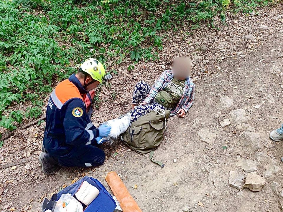 Спасатели оказали помощь женщине, повредившей ногу в горно-лесной зоне Симферопольского района Спасатели оказали помощь женщине, повредившей ногу в горно-лесной зоне Симферопольского района