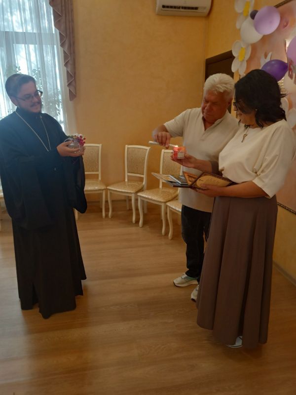 В рамках мероприятий, посвященных Дню крещения Руси, Алуштинский городской отдел ЗАГС поздравлял семью Владимира Ивановича и Елены Алексеевны Бобылевых с «сапфировым» 45-летним юбилеем семейной жизни В рамках мероприятий, посвященных Дню крещения Руси, Алуштинский городской отдел ЗАГС поздравлял семью Владимира Ивановича и Елены Алексеевны Бобылевых с «сапфировым» 45-летним юбилеем семейной жизни