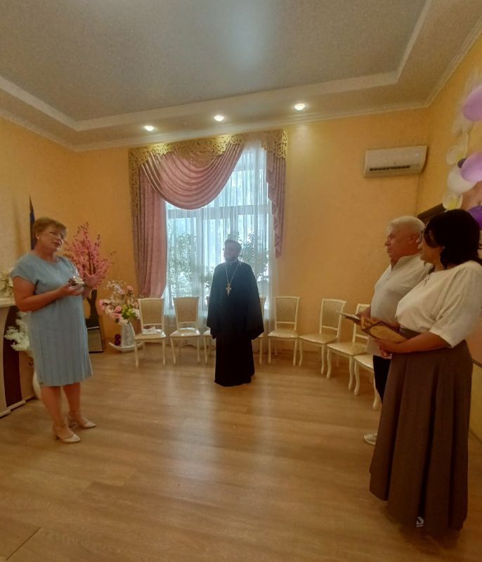 В рамках мероприятий, посвященных Дню крещения Руси, Алуштинский городской отдел ЗАГС поздравлял семью Владимира Ивановича и Елены Алексеевны Бобылевых с «сапфировым» 45-летним юбилеем семейной жизни В рамках мероприятий, посвященных Дню крещения Руси, Алуштинский городской отдел ЗАГС поздравлял семью Владимира Ивановича и Елены Алексеевны Бобылевых с «сапфировым» 45-летним юбилеем семейной жизни