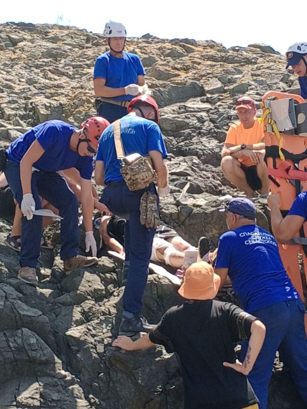 Михаил Развожаев: Сотрудники Спасательной службы Севастополя эвакуировали пострадавшую женщину с участка скалы у грота Дианы