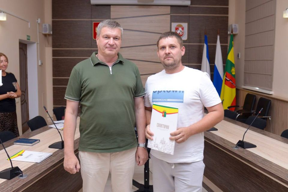 Александр Юрьев: Сегодня вручил 18 постановлений на выдачу земельных участков евпаторийцам, относящимся к льготной категории граждан Александр Юрьев: Сегодня вручил 18 постановлений на выдачу земельных участков евпаторийцам, относящимся к льготной категории граждан