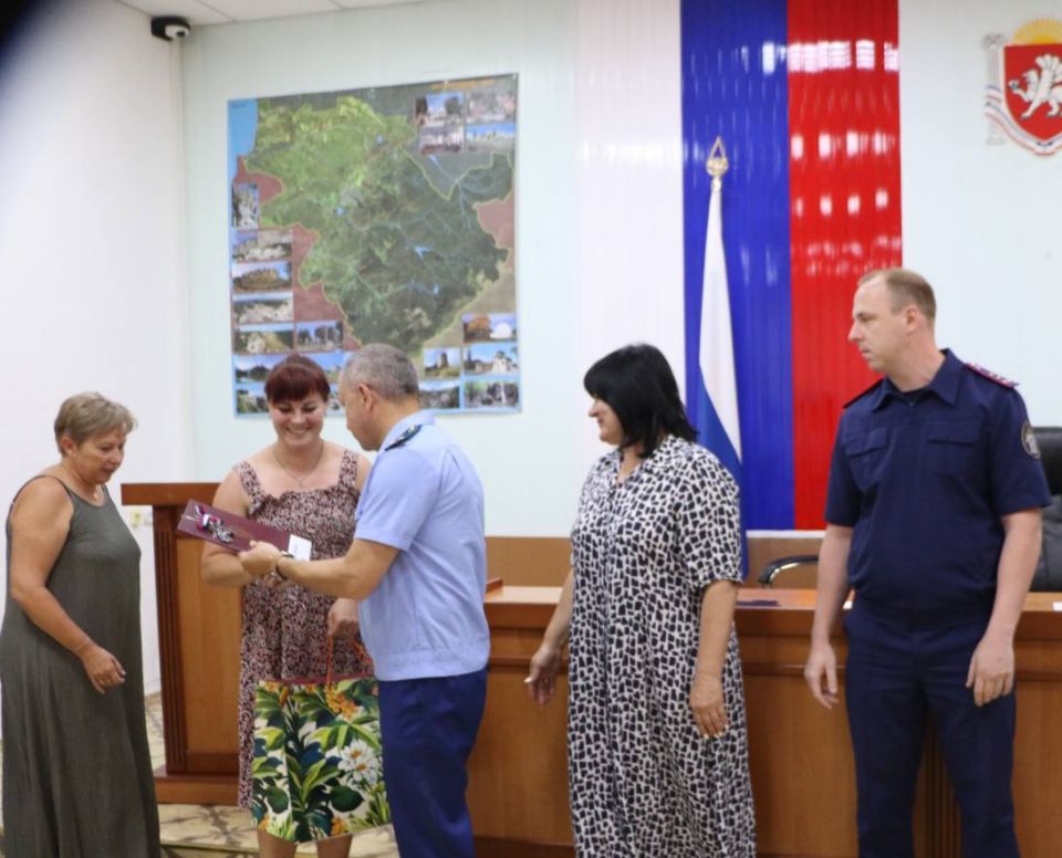 В Бахчисарайском районе после вмешательства прокуратуры сироты получили ключи от положенного по закону жилья В Бахчисарайском районе после вмешательства прокуратуры сироты получили ключи от положенного по закону жилья