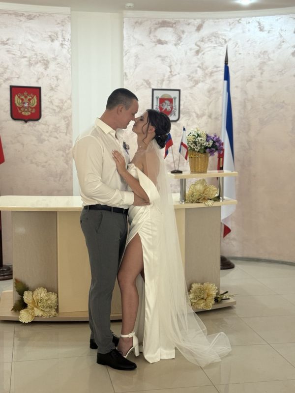 Такие все летние, красивые, влюблённые, элегантные, романтичные, энергичные, счастливые! И мы рады, что этим счастьем можем делиться с вами, тем более в такой прекрасный праздничный день - День крещения Руси Такие все летние, красивые, влюблённые, элегантные, романтичные, энергичные, счастливые! И мы рады, что этим счастьем можем делиться с вами, тем более в такой прекрасный праздничный день - День крещения Руси