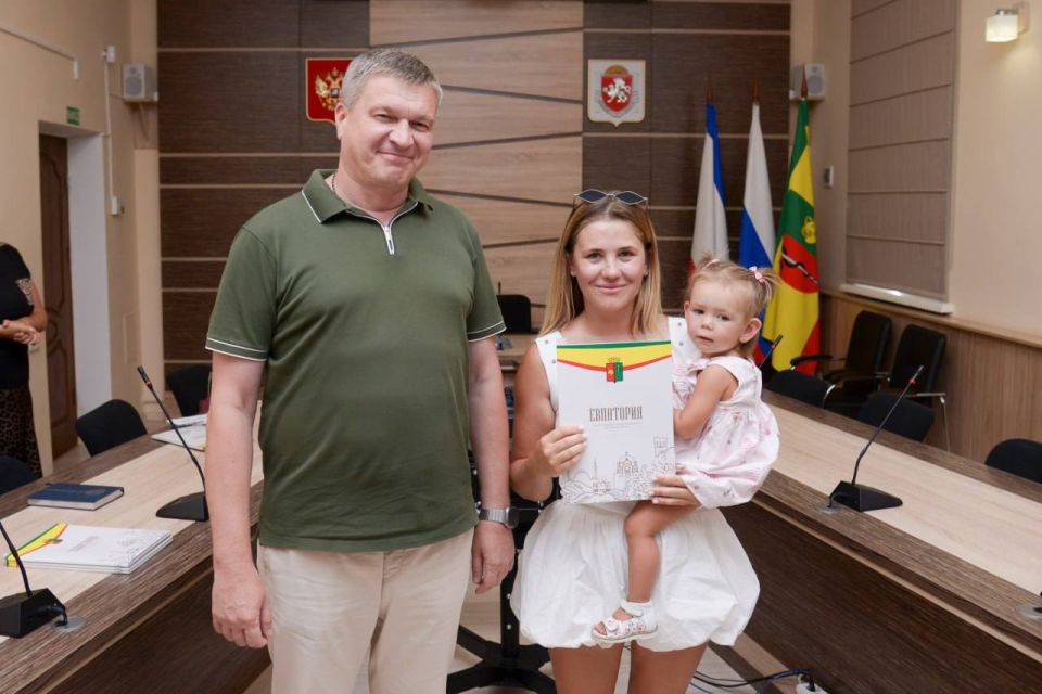 Александр Юрьев: Сегодня вручил 18 постановлений на выдачу земельных участков евпаторийцам, относящимся к льготной категории граждан Александр Юрьев: Сегодня вручил 18 постановлений на выдачу земельных участков евпаторийцам, относящимся к льготной категории граждан