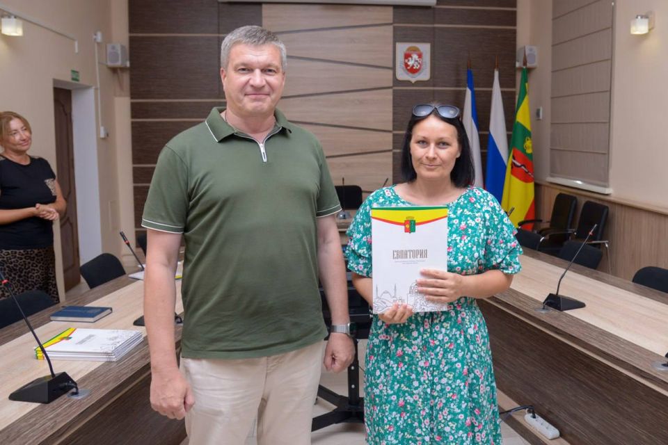 Александр Юрьев: Сегодня вручил 18 постановлений на выдачу земельных участков евпаторийцам, относящимся к льготной категории граждан Александр Юрьев: Сегодня вручил 18 постановлений на выдачу земельных участков евпаторийцам, относящимся к льготной категории граждан