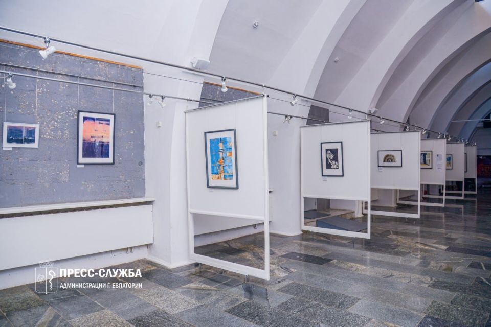 В галерее актуального искусства «Ха-Ра-Шо» Крымского государственного театра юного зрителя проходит персональная выставка крымский художницы Дарьи Наумовой «Эхо чувств» В галерее актуального искусства «Ха-Ра-Шо» Крымского государственного театра юного зрителя проходит персональная выставка крымский художницы Дарьи Наумовой «Эхо чувств»