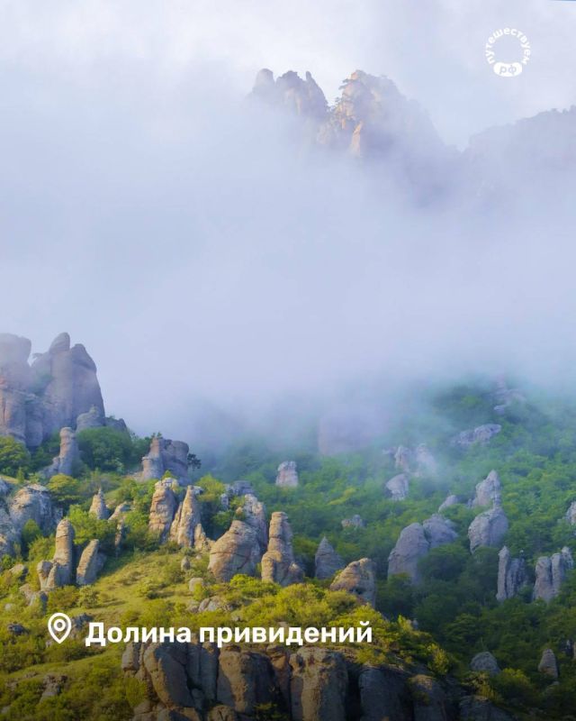 Где спрятана Чаша любви, как выглядят слоеные скалы и что можно увидеть в Долине привидений — узнаете, побывав в этих загадочных и живописных уголках Крыма Где спрятана Чаша любви, как выглядят слоеные скалы и что можно увидеть в Долине привидений — узнаете, побывав в этих загадочных и живописных уголках Крыма