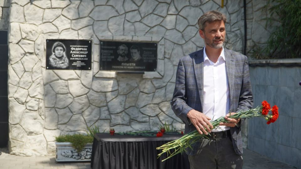 В Симферополе открыли памятную табличку военкору Александру Федорчаку В Симферополе открыли памятную табличку военкору Александру Федорчаку