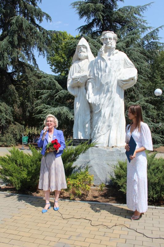 В крымской столице прошла церемония возложения цветов к памятнику братьям Айвазовским, приуроченная к 208-й годовщине со дня рождения Ивана Константиновича Айвазовского В крымской столице прошла церемония возложения цветов к памятнику братьям Айвазовским, приуроченная к 208-й годовщине со дня рождения Ивана Константиновича Айвазовского