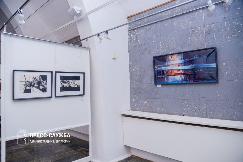 В галерее актуального искусства «Ха-Ра-Шо» Крымского государственного театра юного зрителя проходит персональная выставка крымский художницы Дарьи Наумовой «Эхо чувств» В галерее актуального искусства «Ха-Ра-Шо» Крымского государственного театра юного зрителя проходит персональная выставка крымский художницы Дарьи Наумовой «Эхо чувств»