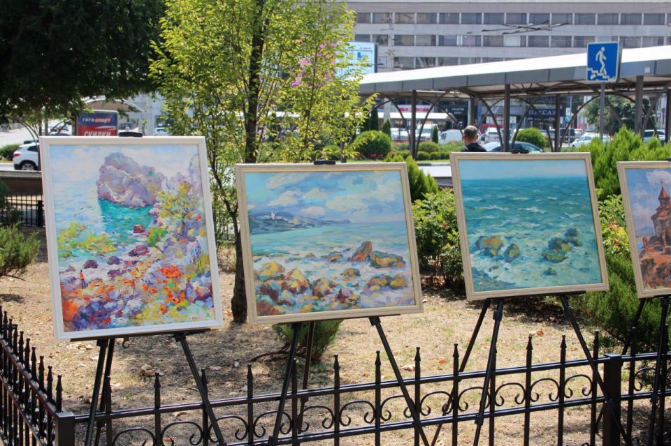В крымской столице прошла церемония возложения цветов к памятнику братьям Айвазовским, приуроченная к 208-й годовщине со дня рождения Ивана Константиновича Айвазовского В крымской столице прошла церемония возложения цветов к памятнику братьям Айвазовским, приуроченная к 208-й годовщине со дня рождения Ивана Константиновича Айвазовского