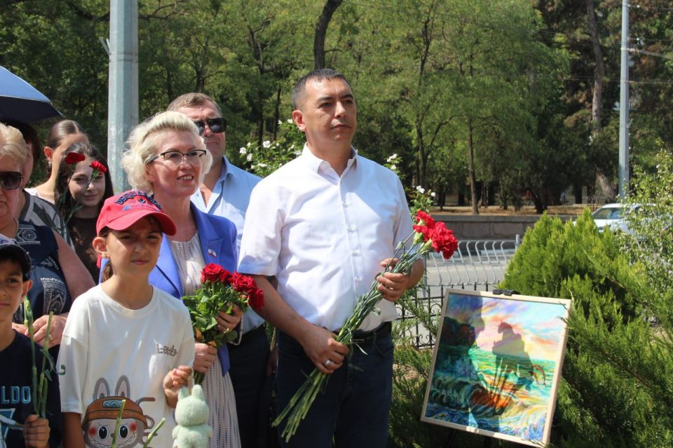 В крымской столице прошла церемония возложения цветов к памятнику братьям Айвазовским, приуроченная к 208-й годовщине со дня рождения Ивана Константиновича Айвазовского В крымской столице прошла церемония возложения цветов к памятнику братьям Айвазовским, приуроченная к 208-й годовщине со дня рождения Ивана Константиновича Айвазовского