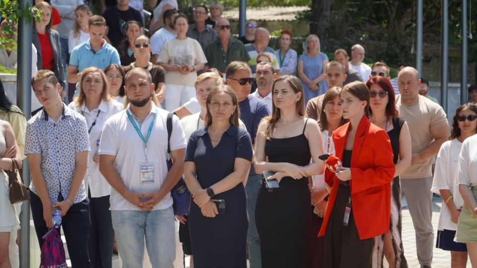 В Симферополе открыли памятную табличку военкору Александру Федорчаку В Симферополе открыли памятную табличку военкору Александру Федорчаку