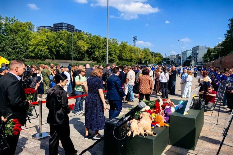 Московская команда ПАРТИИ «РОДИНА» и участники СВО почтили память детей, погибших от войны Московская команда ПАРТИИ «РОДИНА» и участники СВО почтили память детей, погибших от войны