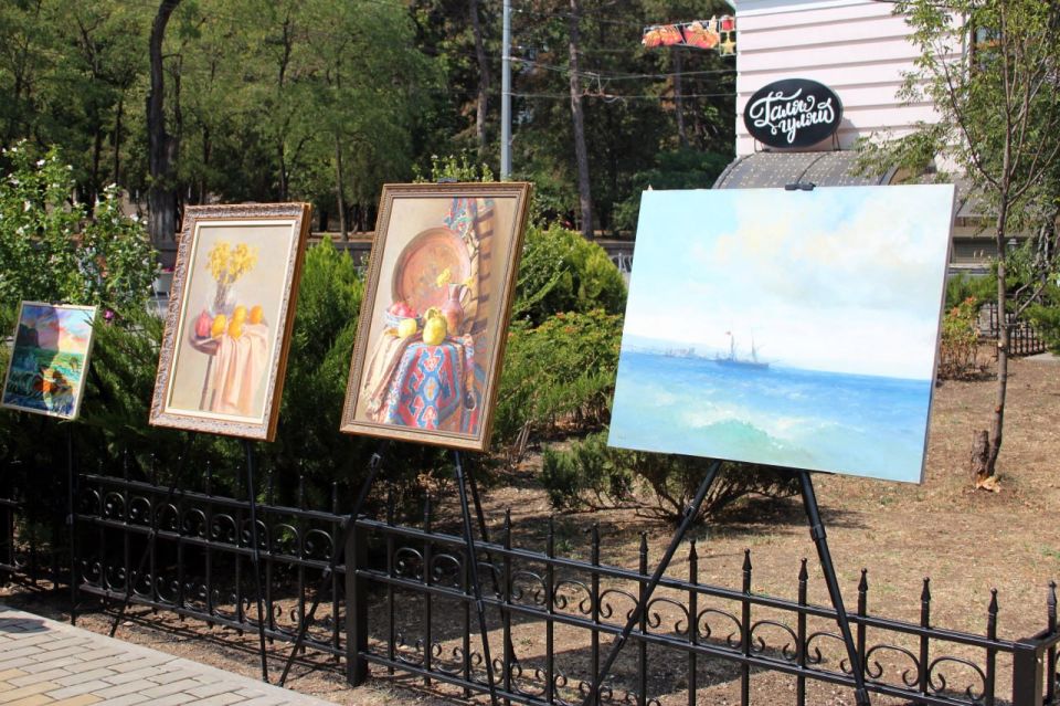 В крымской столице прошла церемония возложения цветов к памятнику братьям Айвазовским, приуроченная к 208-й годовщине со дня рождения Ивана Константиновича Айвазовского В крымской столице прошла церемония возложения цветов к памятнику братьям Айвазовским, приуроченная к 208-й годовщине со дня рождения Ивана Константиновича Айвазовского