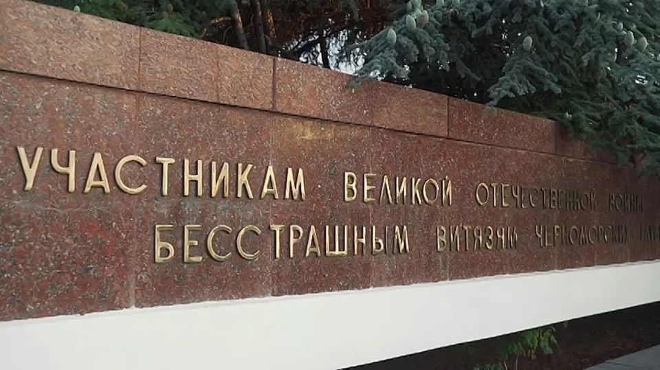 Михаил Развожаев: Вместе с губернатором Ямало-Ненецкого автономного округа Дмитрием Андреевичем Артюховым провели выездное совещание по вопросу реставрации памятника подводникам-черноморцам