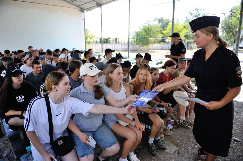 В Евпатории полицейские и общественники провели акцию «Каникулы с Общественным советом» В Евпатории полицейские и общественники провели акцию «Каникулы с Общественным советом»
