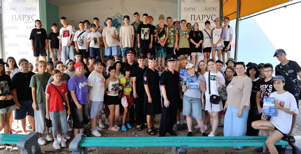 В Евпатории полицейские и общественники провели акцию «Каникулы с Общественным советом» В Евпатории полицейские и общественники провели акцию «Каникулы с Общественным советом»