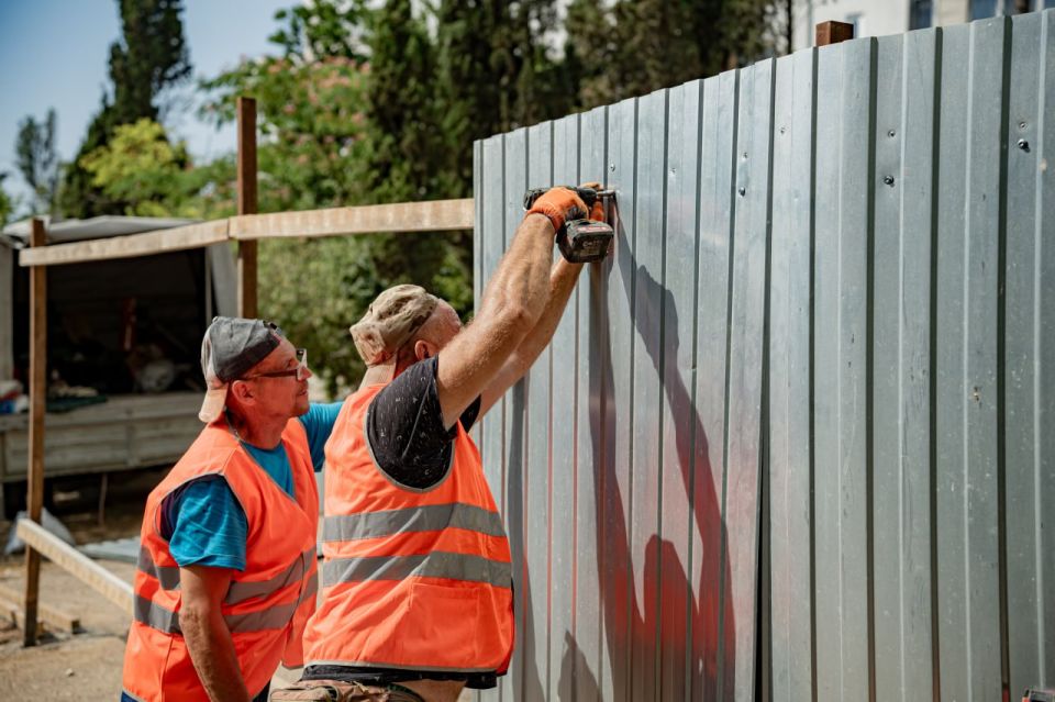 Михаил Развожаев: Ремонтируем в Севастополе девять подпорных стен и три лестницы