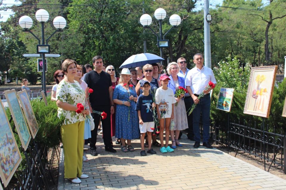 В крымской столице прошла церемония возложения цветов к памятнику братьям Айвазовским, приуроченная к 208-й годовщине со дня рождения Ивана Константиновича Айвазовского В крымской столице прошла церемония возложения цветов к памятнику братьям Айвазовским, приуроченная к 208-й годовщине со дня рождения Ивана Константиновича Айвазовского