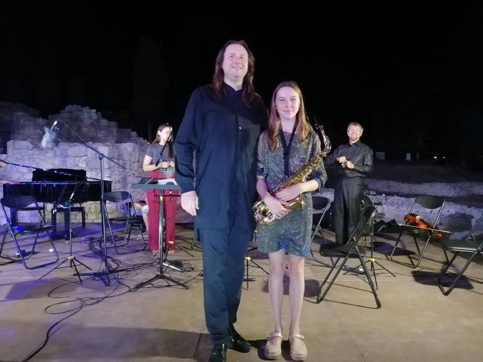 Юная саксофонистка из Черноморского района в составе камерного оркестра «Новая гармония» Юная саксофонистка из Черноморского района в составе камерного оркестра «Новая гармония»