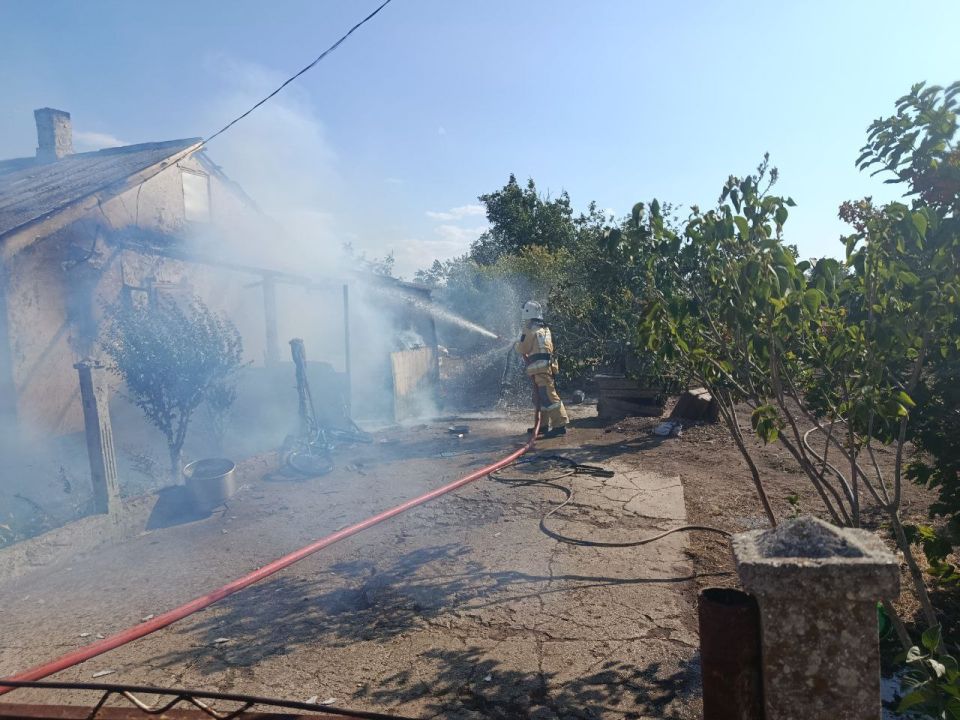 В Нижнегорском районе огнеборцы отбили дом от огня В Нижнегорском районе огнеборцы отбили дом от огня