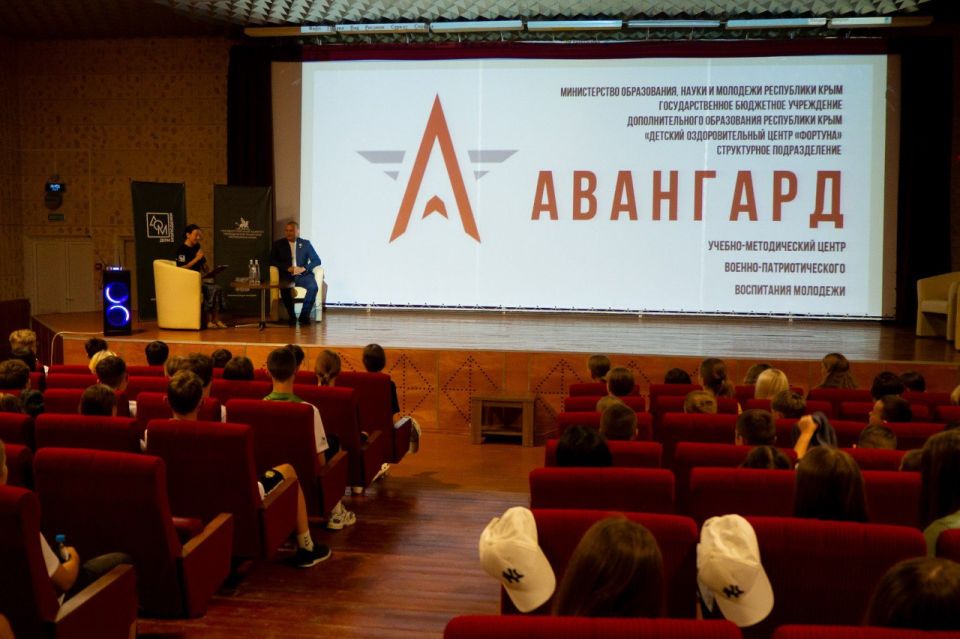В Крымских лагерях продолжается реализация проекта «Диалог на равных с Героем: летние встречи» В Крымских лагерях продолжается реализация проекта «Диалог на равных с Героем: летние встречи»