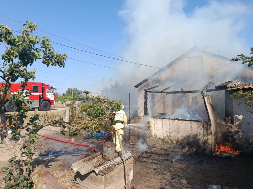 В Нижнегорском районе огнеборцы отбили дом от огня В Нижнегорском районе огнеборцы отбили дом от огня