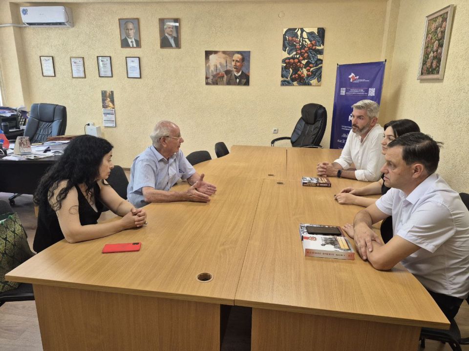 Председатель Государственного комитета по делам межнациональных отношений Республики Крым Руслан Якубов провел встречу с писателем, журналистом, автором серии книг «Крымские татары во Второй мировой войне» Председатель Государственного комитета по делам межнациональных отношений Республики Крым Руслан Якубов провел встречу с писателем, журналистом, автором серии книг «Крымские татары во Второй мировой войне»
