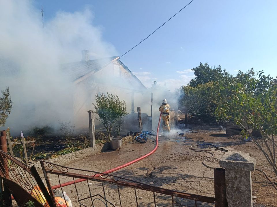 В Нижнегорском районе огнеборцы отбили дом от огня В Нижнегорском районе огнеборцы отбили дом от огня