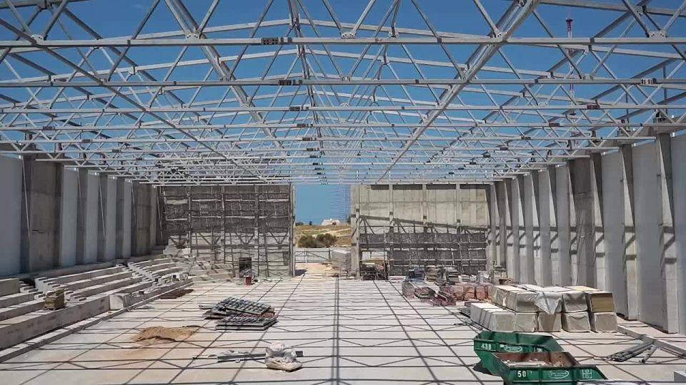 Михаил Развожаев: Вместе с заместителем министра строительства и ЖКХ Алмазом Шаукатовичем Хусаиновым проинспектировали стройплощадку крытого катка с искусственным льдом