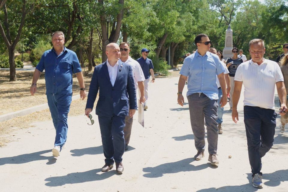 Михаил Развожаев: Сегодня с утра работал вместе с заместителем Министра строительства и жилищно-коммунального хозяйства Российской Федерации Алмазом Шаукатовичем Хусаиновым Михаил Развожаев: Сегодня с утра работал вместе с заместителем Министра строительства и жилищно-коммунального хозяйства Российской Федерации Алмазом Шаукатовичем Хусаиновым