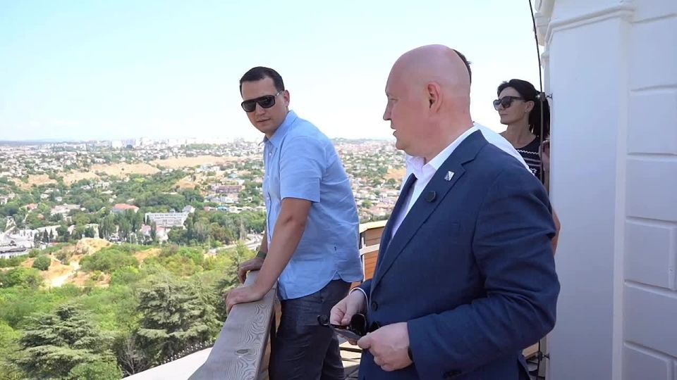 Михаил Развожаев: Сегодня с утра работал вместе с заместителем Министра строительства и жилищно-коммунального хозяйства Российской Федерации Алмазом Шаукатовичем Хусаиновым