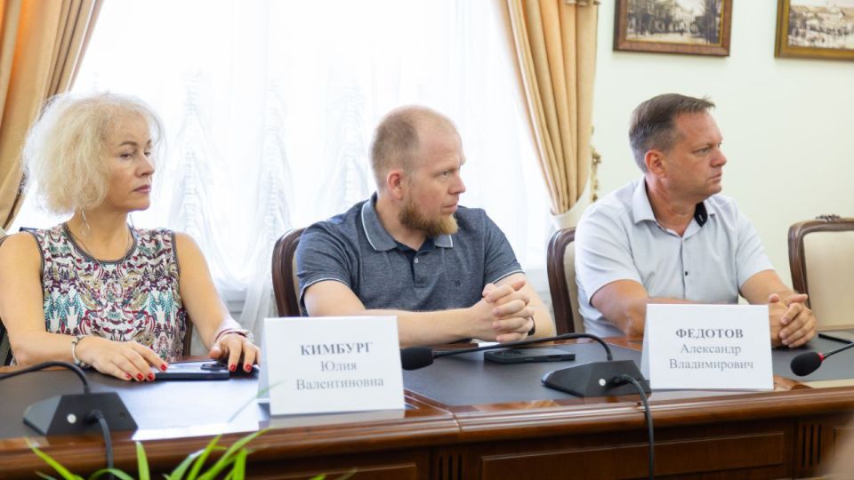 Сегодня, как член Общественной палаты Республики Крым имел честь принять участие в торжественной церемонии награждения победителей конкурса «Бизнес по-русски», который проводился Общественным советом г. Симферополь при... Сегодня, как член Общественной палаты Республики Крым имел честь принять участие в торжественной церемонии награждения победителей конкурса «Бизнес по-русски», который проводился Общественным советом г. Симферополь при...