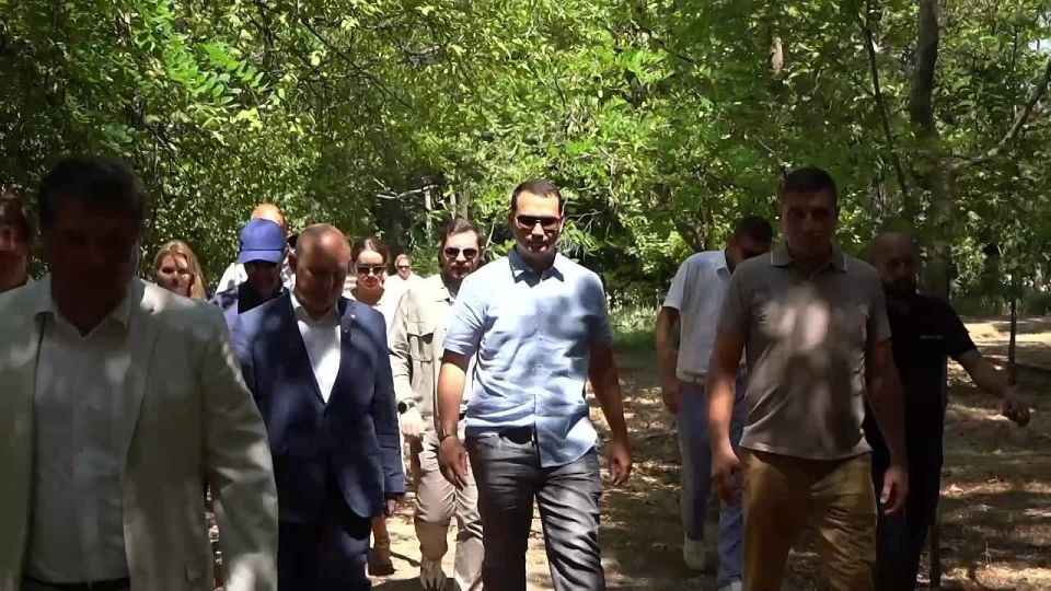 Михаил Развожаев: Также с заместителем министра строительства и ЖКХ Алмазом Шаукатовичем Хусаиновым побывали в посёлке Голландия, где обсудили предстоящие работы по сохранению здания СевГУ