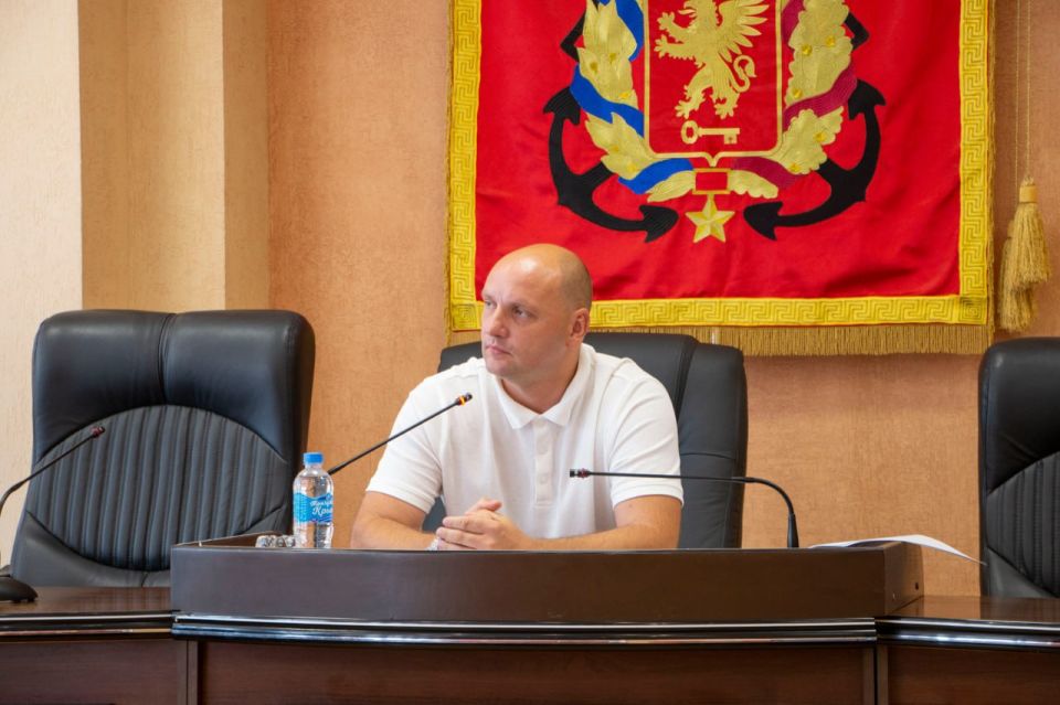 Глава администрации Керчи Олег Каторгин принял участие в заседании очередной 21 сессии Керченского городского совета 3 созыва Глава администрации Керчи Олег Каторгин принял участие в заседании очередной 21 сессии Керченского городского совета 3 созыва