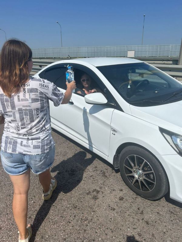 На автоподходах к Крымскому мосту со стороны Керчи ежедневно работают пункты раздачи питьевой воды На автоподходах к Крымскому мосту со стороны Керчи ежедневно работают пункты раздачи питьевой воды