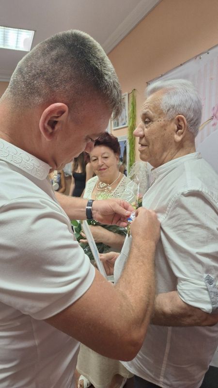 В Ялтинском городском отделе ЗАГС проводили чествование юбиляров семейной жизни Владимира Петровича и Светланы Ильиничны Дворяниновых, которые отметили «золотую свадьбу» В Ялтинском городском отделе ЗАГС проводили чествование юбиляров семейной жизни Владимира Петровича и Светланы Ильиничны Дворяниновых, которые отметили «золотую свадьбу»
