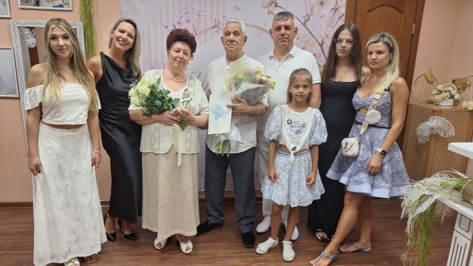 В Ялтинском городском отделе ЗАГС проводили чествование юбиляров семейной жизни Владимира Петровича и Светланы Ильиничны Дворяниновых, которые отметили «золотую свадьбу» В Ялтинском городском отделе ЗАГС проводили чествование юбиляров семейной жизни Владимира Петровича и Светланы Ильиничны Дворяниновых, которые отметили «золотую свадьбу»