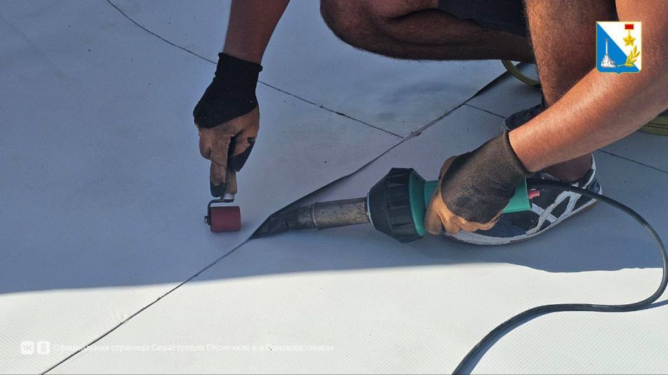 Ремонтируем кровли. Дом №10 на Павла Корчагина состоит из двух корпусов, на одном из них крышу уже отремонтировали и сейчас работают на втором Ремонтируем кровли. Дом №10 на Павла Корчагина состоит из двух корпусов, на одном из них крышу уже отремонтировали и сейчас работают на втором