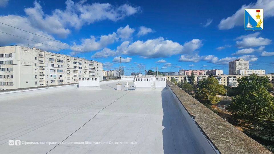 Ремонтируем кровли. Дом №10 на Павла Корчагина состоит из двух корпусов, на одном из них крышу уже отремонтировали и сейчас работают на втором Ремонтируем кровли. Дом №10 на Павла Корчагина состоит из двух корпусов, на одном из них крышу уже отремонтировали и сейчас работают на втором