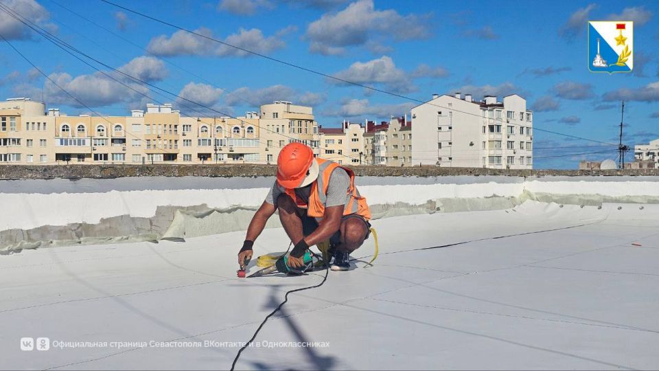 Ремонтируем кровли. Дом №10 на Павла Корчагина состоит из двух корпусов, на одном из них крышу уже отремонтировали и сейчас работают на втором