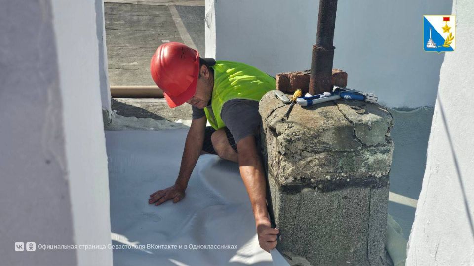 Ремонтируем кровли. Дом №10 на Павла Корчагина состоит из двух корпусов, на одном из них крышу уже отремонтировали и сейчас работают на втором Ремонтируем кровли. Дом №10 на Павла Корчагина состоит из двух корпусов, на одном из них крышу уже отремонтировали и сейчас работают на втором